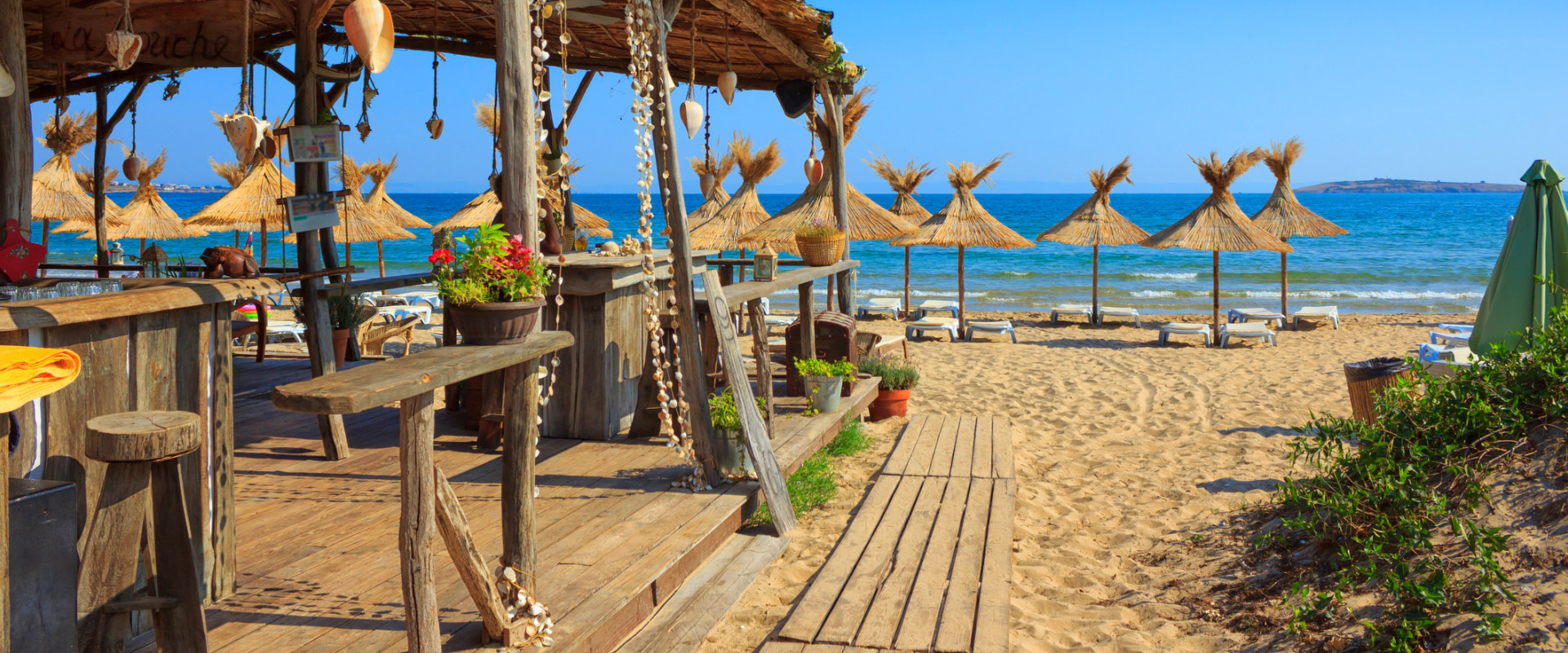 The Unique Atmosphere of House Music on the Water or at the Beach