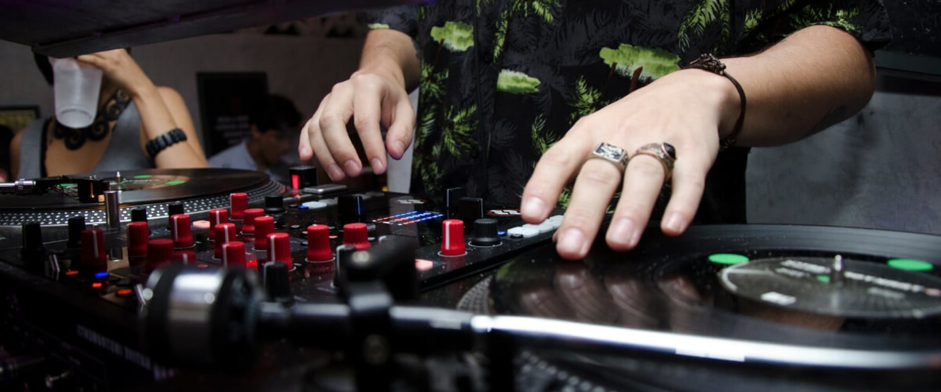 Reading the Crowd and Creating a Setlist: A Complete Guide to House Music for Aspiring DJs